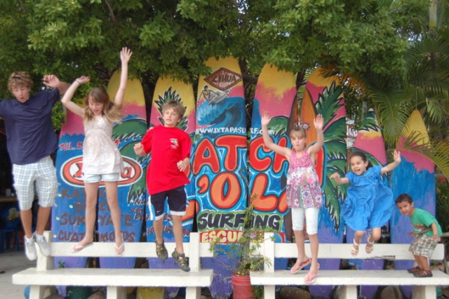 Grupo de pequeños surferos
